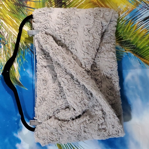 PEACE & PEARLS Accessories - PEACE&PEARLS Faux Fur infinity scarf one size